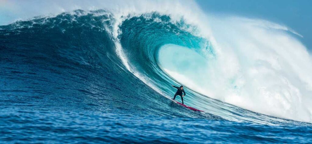 Big waves Surfing - 12 Most dangerous sports in the world you might don't know